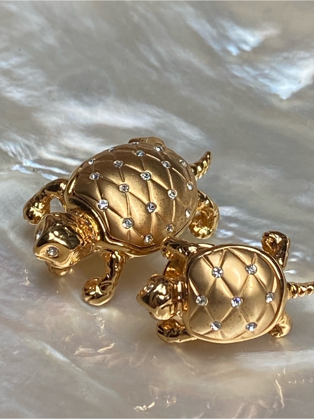 🍇 Pair of Swarovski Gold Tone Turtles Momma with Baby Turtle Brooch & Stick Pin